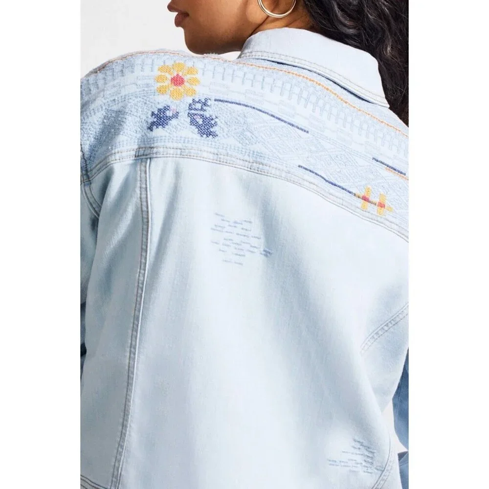 TRIBAL EMBROIDERED SIZE M WOMENS‎ DENIM JACKET